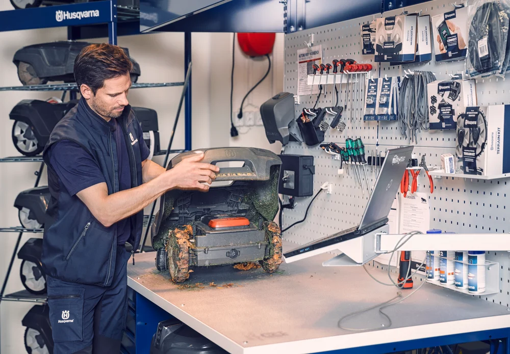 Husqvarna-Werkstatt mit Mähroboter bei der Reparatur